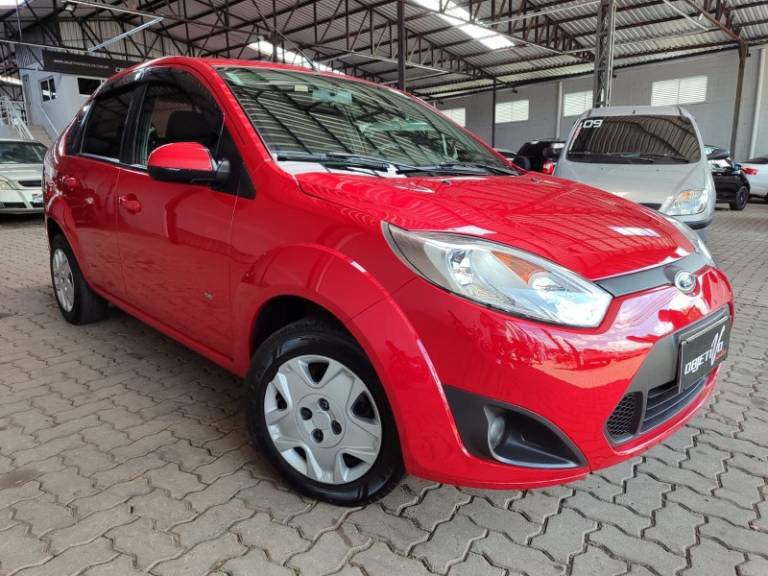 FORD - FIESTA - 2013/2014 - Vermelha - R$ 36.900,00