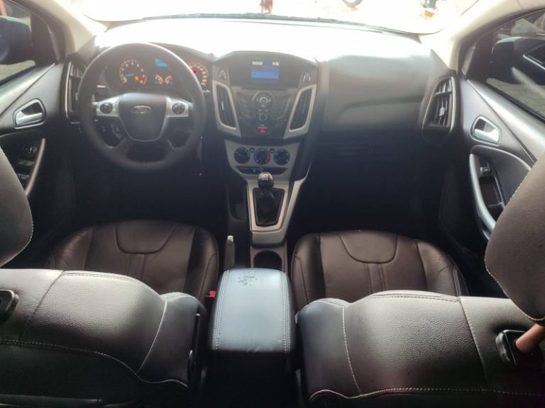 FORD - FOCUS - 2014/2015 - Preta - R$ 55.900,00