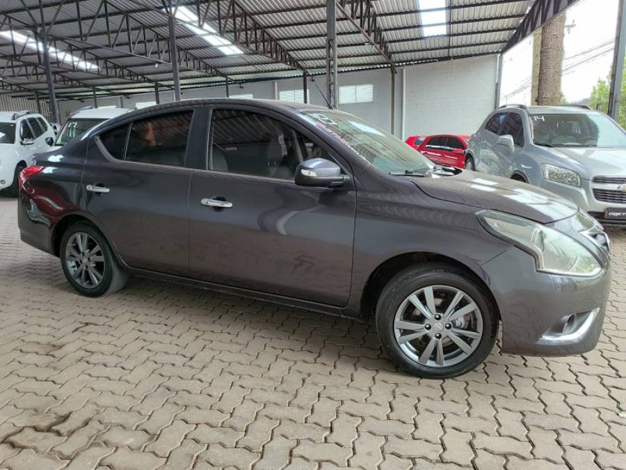 NISSAN - VERSA - 2018/2019 - Cinza - R$ 63.900,00