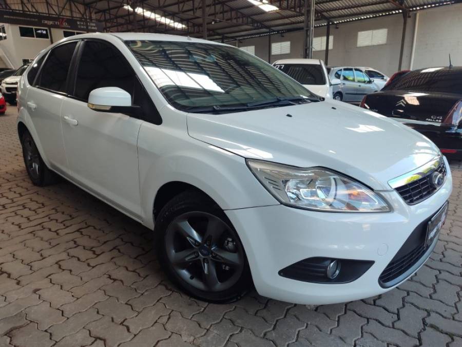 FORD - FOCUS - 2012/2013 - Branca - R$ 44.900,00