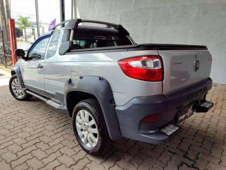 FIAT - STRADA - 2013/2014 - Prata - R$ 57.900,00