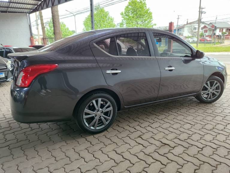 NISSAN - VERSA - 2018/2019 - Cinza - R$ 63.900,00