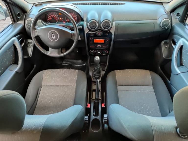 RENAULT - LOGAN - 2012/2013 - Prata - R$ 30.900,00