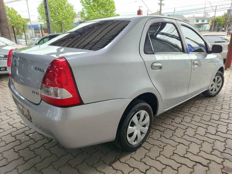 TOYOTA - ETIOS - 2013/2013 - Prata - R$ 39.900,00