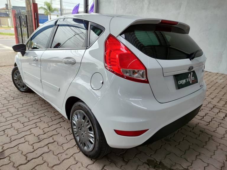 FORD - FIESTA - 2015/2016 - Branca - R$ 46.900,00