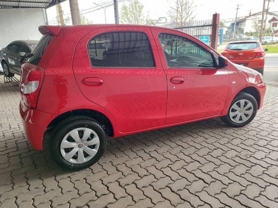 TOYOTA - ETIOS - 2014/2014 - Vermelha - R$ 42.900,00