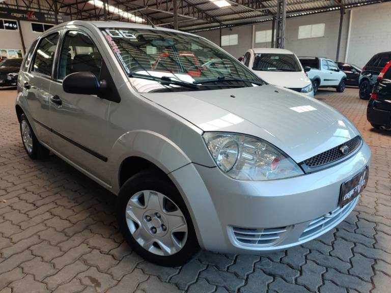 FORD - FIESTA - 2005/2006 - Prata - R$ 21.900,00