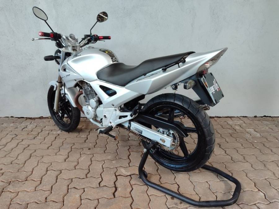 HONDA - CB TWISTER - 2004/2005 - Prata - R$ 9.900,00