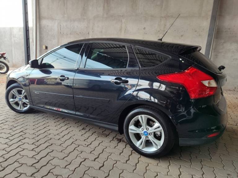 FORD - FOCUS - 2014/2015 - Preta - R$ 54.900,00