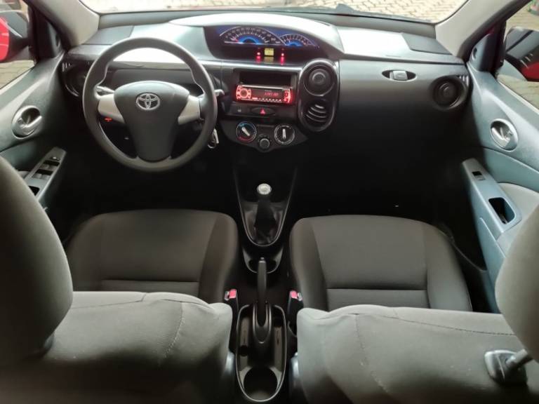 TOYOTA - ETIOS - 2014/2014 - Vermelha - R$ 42.900,00