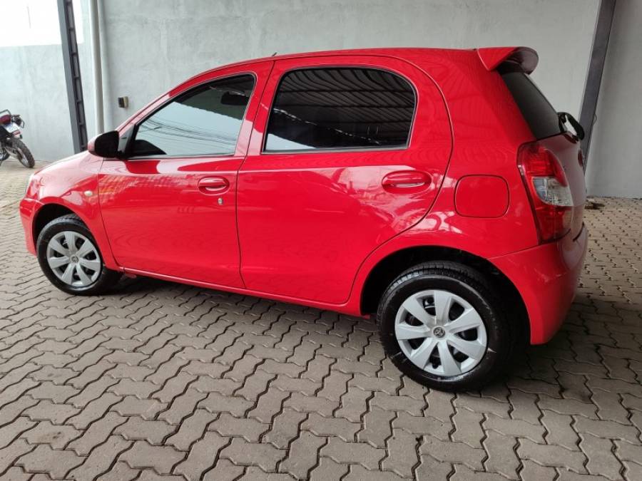 TOYOTA - ETIOS - 2014/2014 - Vermelha - R$ 42.900,00