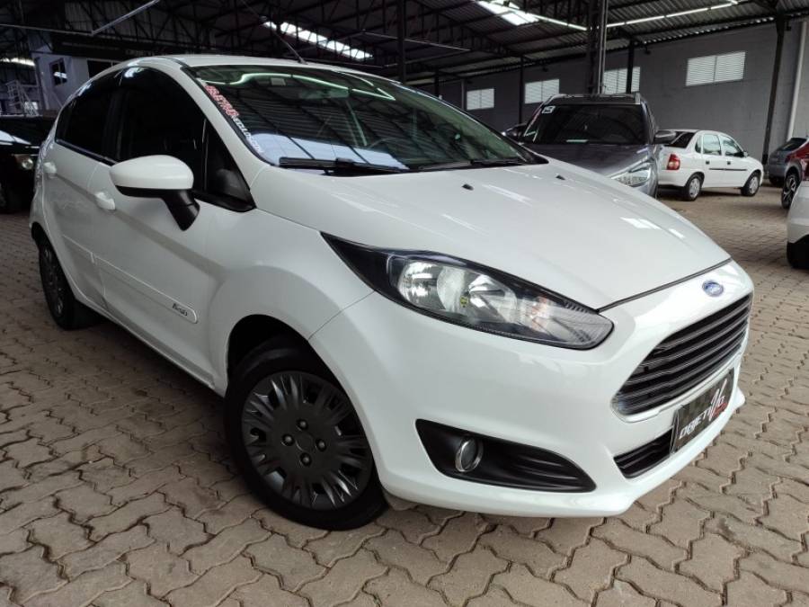 FORD - FIESTA - 2015/2016 - Branca - R$ 46.900,00