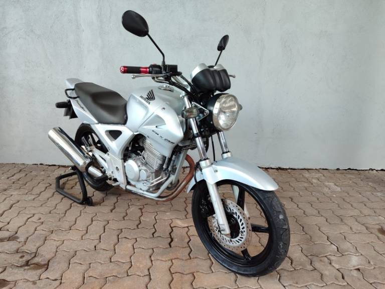 HONDA - CB TWISTER - 2004/2005 - Prata - R$ 9.900,00