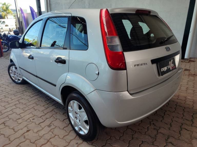 FORD - FIESTA - 2005/2006 - Prata - R$ 21.900,00