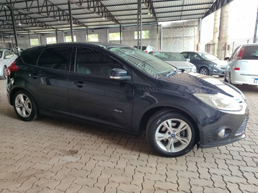 FORD - FOCUS - 2014/2015 - Preta - R$ 54.900,00