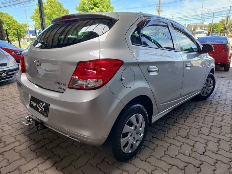 CHEVROLET - ONIX - 2014/2015 - Prata - R$ 44.900,00