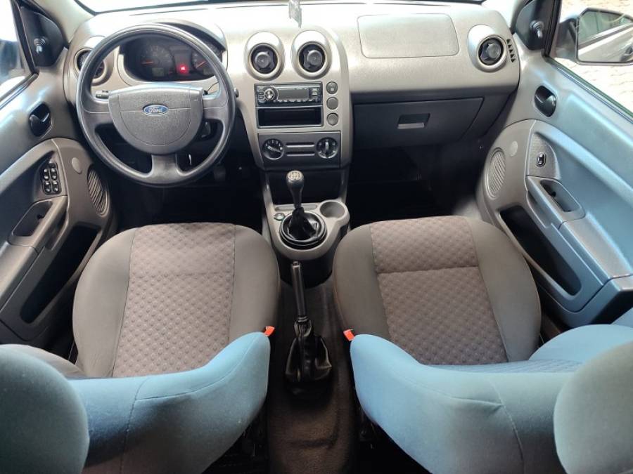 FORD - FIESTA - 2005/2006 - Prata - R$ 21.900,00