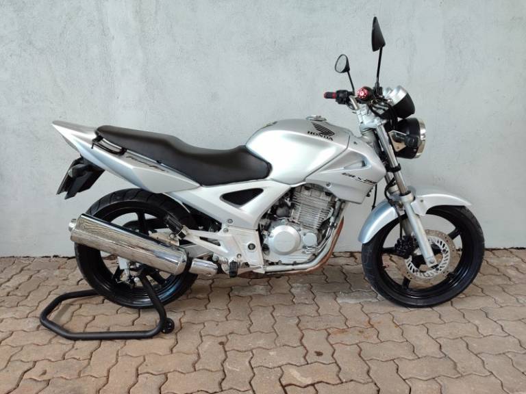 HONDA - CB TWISTER - 2004/2005 - Prata - R$ 9.900,00