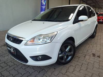 FORD - FOCUS - 2012/2013 - Branca - R$ 44.900,00