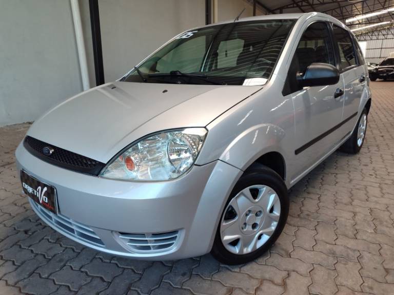 FORD - FIESTA - 2005/2006 - Prata - R$ 21.900,00