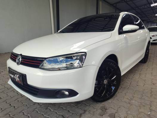 VOLKSWAGEN - JETTA - 2011/2012 - Branca - R$ 57.900,00