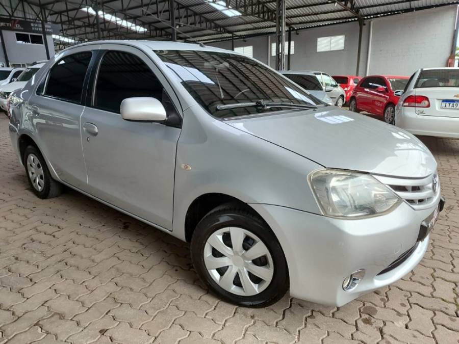 TOYOTA - ETIOS - 2013/2013 - Prata - R$ 39.900,00