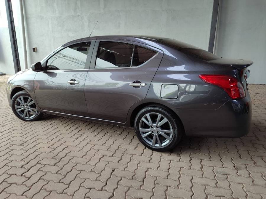 NISSAN - VERSA - 2018/2019 - Cinza - R$ 63.900,00