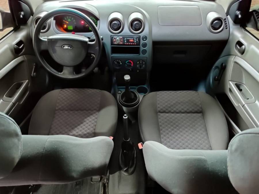 FORD - FIESTA - 2006/2007 - Prata - R$ 19.900,00