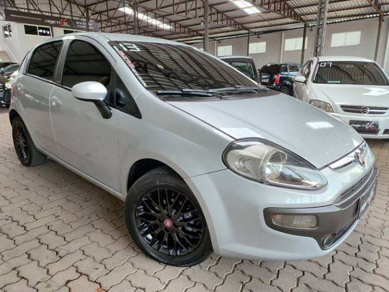 FIAT - PUNTO - 2012/2013 - Prata - R$ 36.900,00